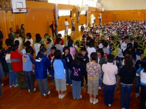 H１６年度阿賀町立三川小学校が新潟市立東山ノ下小学校を訪問し、１００個のドングリを渡しました。