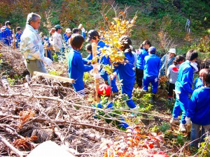 H17年度「地球温暖化防止支援事業」栄ブナの会による交流植樹会。