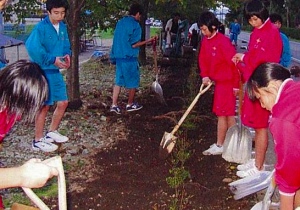 緑化活動を通して地域と連携した「共生」を視点とした教育活動をしています。（H１７年度）