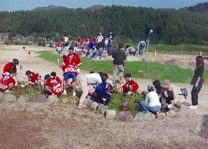 マレットゴルフ場付近で下折立町内会２５０名による植樹。