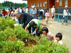 月岡公園（魚沼市）での記念植樹を開催しました。（H１６年度）