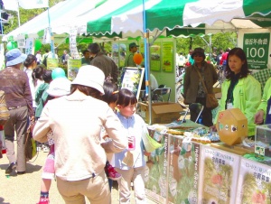 県内各地ブースで普及啓発活動を行っています。緑の募金活動やドングリ工作教室など。