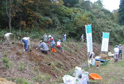 長岡市東山ファミリーランド内自然観察林での植樹風景