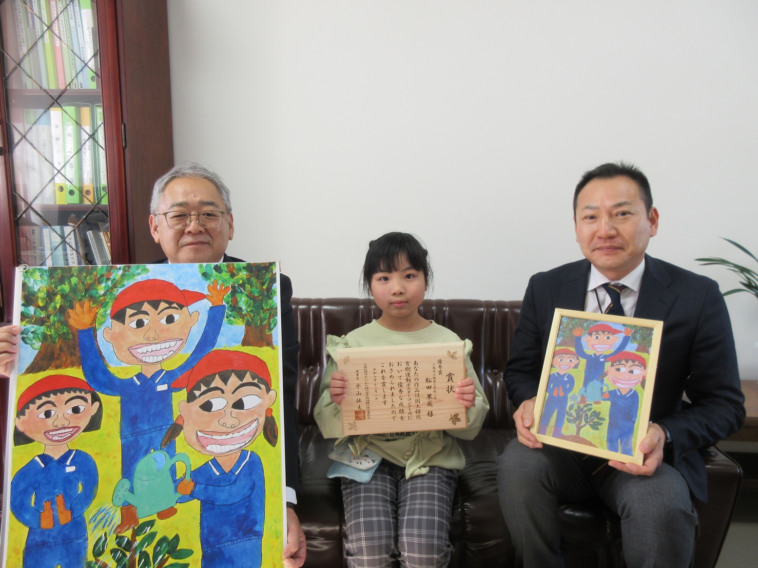 令和8年度「国土緑化運動/育樹運動ポスター原画・標語コンクール」原画部門優秀賞受賞者に表彰状を贈呈しました。