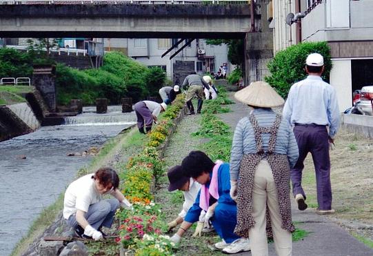 茶郷川沿の除草作業