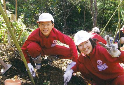 どんぐりの植樹を楽しむ両津吉井小学校児童（平成22年10月）