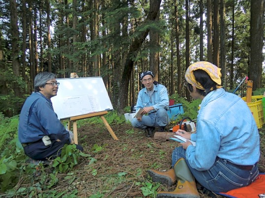 ながおか森林塾より～林の中で座学